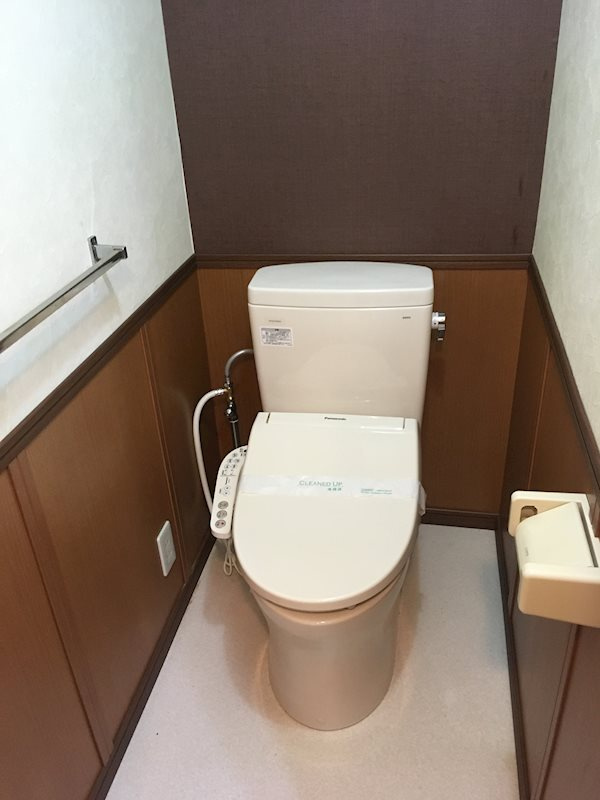温水洗浄便座は付いていません。ご自身で付けることは出来ます♪