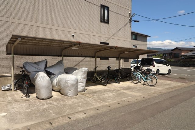 ロイヤルステージタウン鳥栖E棟のその他共用部分|駐輪場に自転車も停められます♪