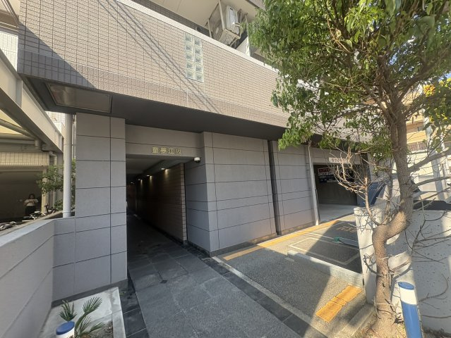 童夢江坂のエントランス