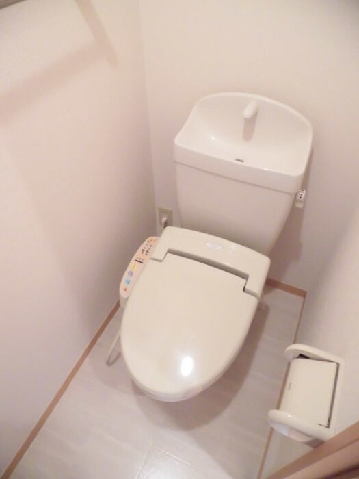 リビングタウン江戸屋敷 Dのトイレ|嬉しい温水洗浄便座付き♪