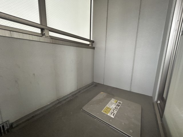 ライジング泉H・Mビルのバルコニー