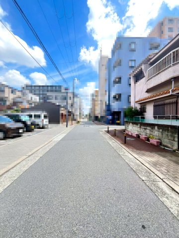 【前面道路含む現地写真】 | 東淀川区小松２丁目　建築条件無し売土地♪ | 【現地写真】
角地♪前面道路約8ｍ・約4m！
理想の住まいを自由に叶えられる建築条件無し物件♪