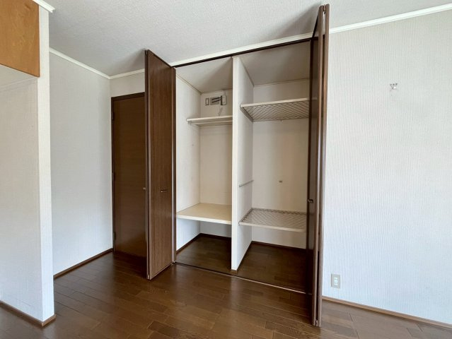 富丘５条５丁目 戸建の収納|１０．３帖 洋室収納