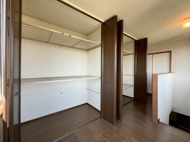 富丘５条５丁目 戸建のその他|２階廊下は豊富な収納付きフリースペースとしても活用可能