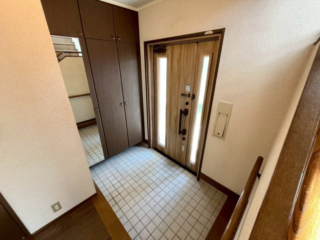 富丘５条５丁目 戸建の玄関|大型シューズボックス付きの玄関