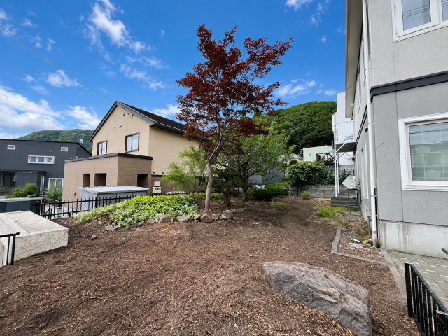 富丘５条５丁目 戸建の庭|南面には大きなお庭がございます♪