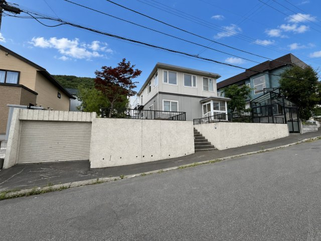 富丘５条５丁目 戸建の外観|見晴らしの良い高台に位置する緑豊かな【 富丘エリア 】