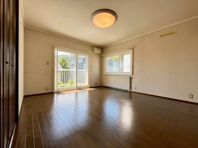 富丘５条５丁目 戸建の洋室|１０．３帖 洋室（バルコニー付き）