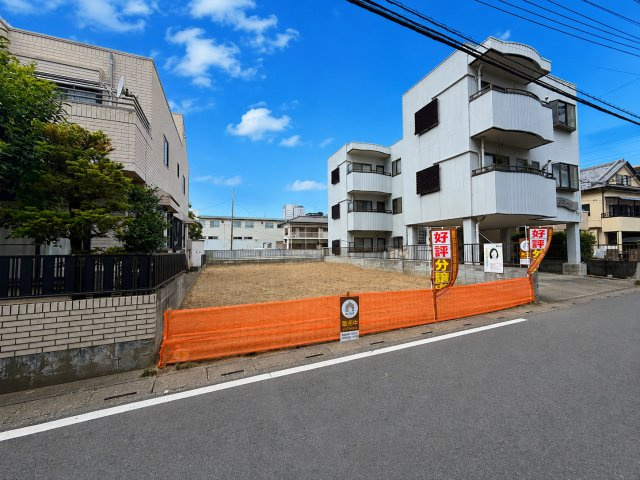 【外観】 | 大宮区桜木町売地 | ◆爽やかな青空の下に贅沢なほどに降り注ぐ陽光、豊かな居住性と、クオリティが見事に調和した住空間は、住まうことの喜びを感じさせてくれます。ゆとりある広い敷地で開放的なお住まいです。

