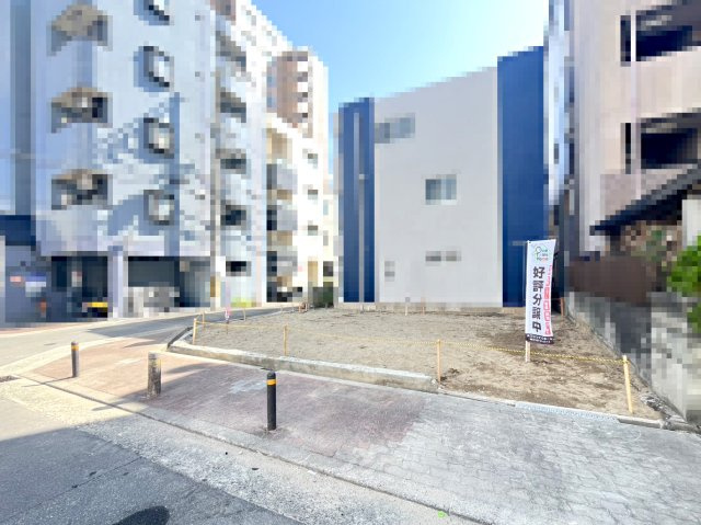 【外観】 | 東淀川区小松２丁目　新築戸建て | 【現地写真】
角地♪前面道路約8ｍ・約4m！