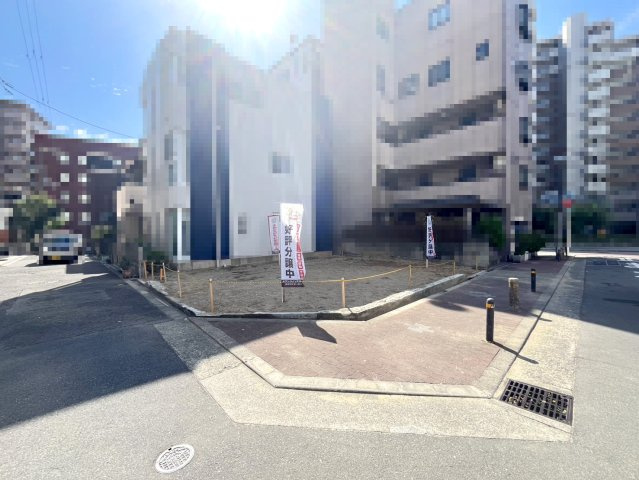 【前面道路含む現地写真】 | 東淀川区小松２丁目　新築戸建て | 【現地写真】
角地♪前面道路約8ｍ・約4m！