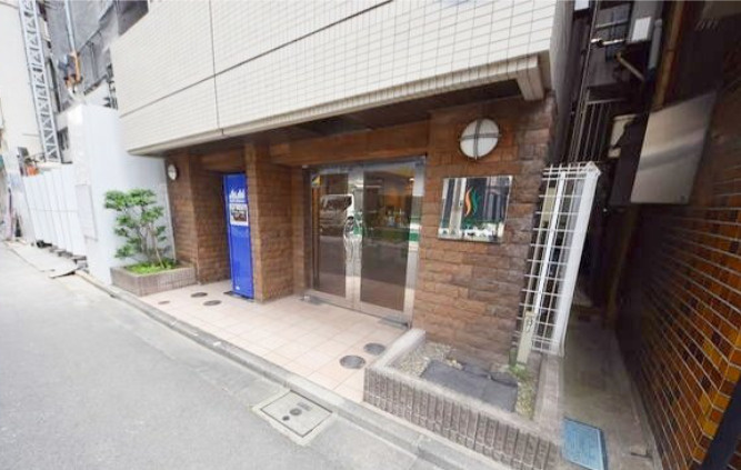 千代田区神田東松下町の賃貸マンションのエントランス