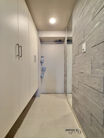 ノブレス浜松早出の玄関|帰宅し一歩中へ入るとオシャレな空間が広がる玄関は明るく、大きなシューズクロークもあり玄関がスッキリと見えます。