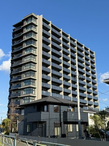 ノブレス浜松早出の外観|青空に高層の建物が目に入る高級感のある物件になります。