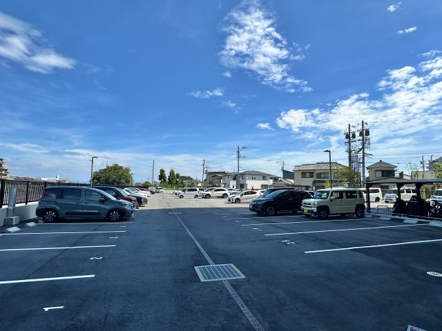ノブレス浜松早出の駐車場|駐車場は全て平面駐車場となっており、１住戸に１台セットされています。