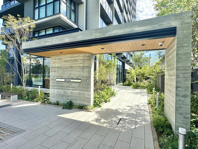ノブレス浜松早出の外観|マンション入り口になります。高級感のあるホテルの入り口のような雰囲気ですね。