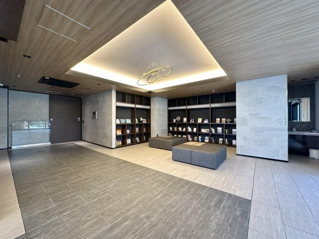 ノブレス浜松早出のロビー|この場所は共有スペースで、本が置いてあるのでくつろぎの空間にもなっていますよ♪