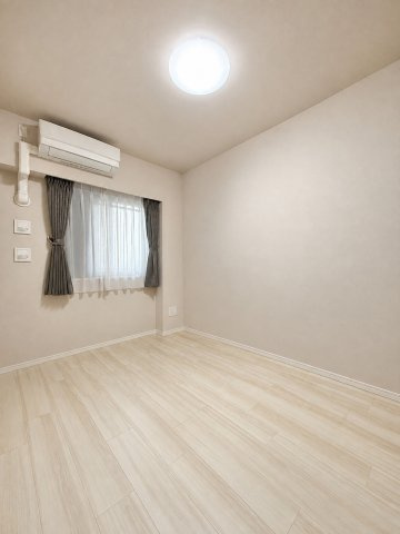 ノブレス浜松早出の洋室|ナチュラルな木の温もりを感じられる床の洋室は、直射日光が入らないので部屋の温度が暑すぎる心配はありません☆