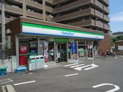 ファミリーマート 徒歩4分。コンビニ 260m