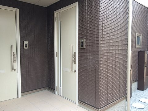 総社市井尻野のアパートの玄関