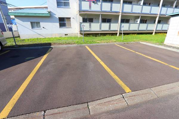 ビレッジハウス発寒1号棟の駐車場