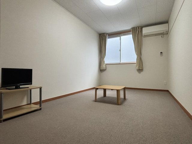 レオパレス高伸の居間・リビング