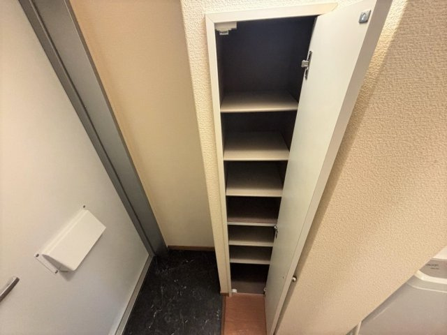 レオパレス高伸の玄関