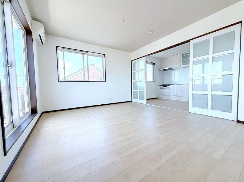 藤沢市柄沢２丁目　中古戸建の居間・リビング|ゆったり過ごせるリビングです