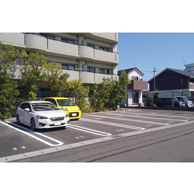 瑞穂市穂積のアパートの駐車場