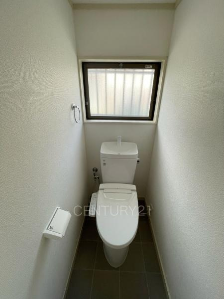 前橋市前箱田中古住宅のトイレ|１階トレイです。
温水シャワー洗浄機能付きです。