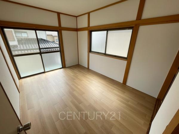 前橋市前箱田中古住宅の洋室|２面採光の明るい洋室です。
