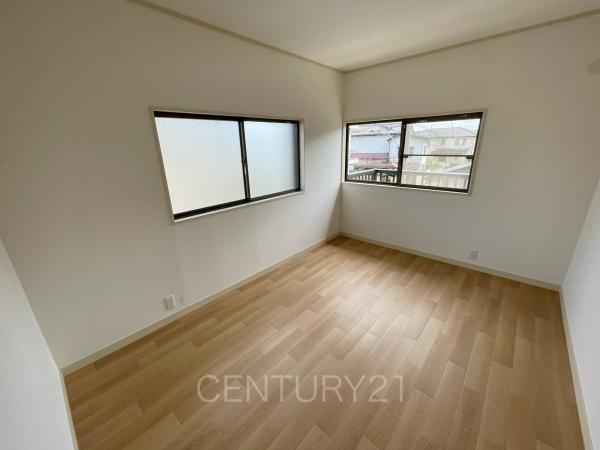 前橋市前箱田中古住宅の洋室|２面採光の明るい洋室です。