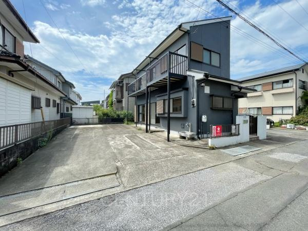 前橋市前箱田中古住宅の前面道路含む現地写真|並列駐車可能な駐車場