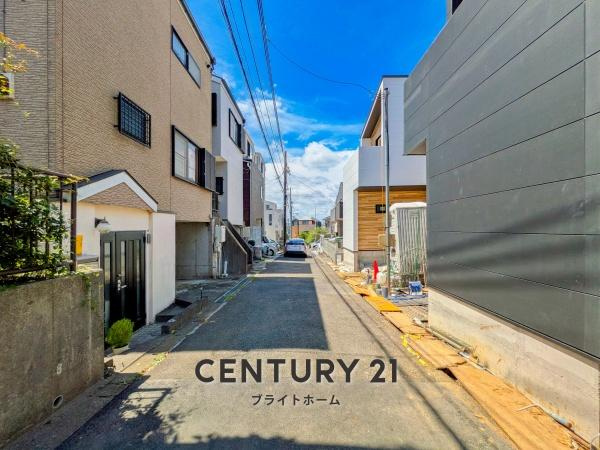 横浜市保土ケ谷区狩場町の新築一戸建の前面道路含む現地写真|車通りが少ない為、小さなお子様にも安心です。
是非一度、現地へ起こしください。