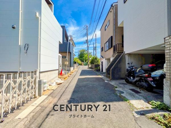 横浜市保土ケ谷区狩場町の新築一戸建の前面道路含む現地写真|周辺は落ち着いた街並みになります。
子育てにはぴったりの住環境♪