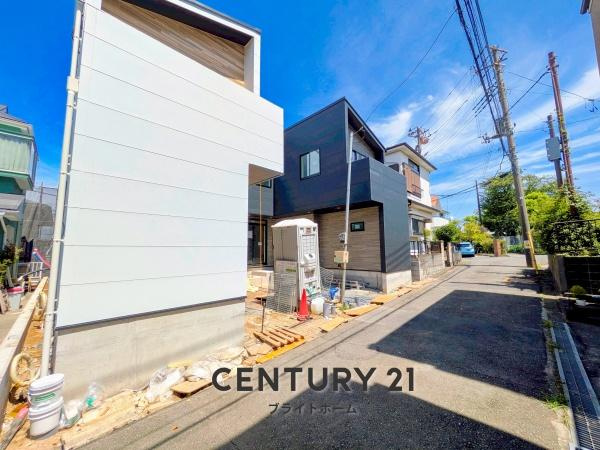 横浜市保土ケ谷区狩場町の新築一戸建の前面道路含む現地写真|車通りが少ない為、小さなお子様にも安心です。
是非一度、現地へ起こしください。