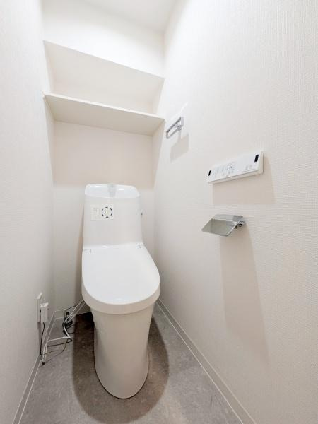 クリオ小机壱番館のトイレ|清潔感のある内装のすっきりとしたデザインのトイレです。
水周りが綺麗だと安心ですね。
