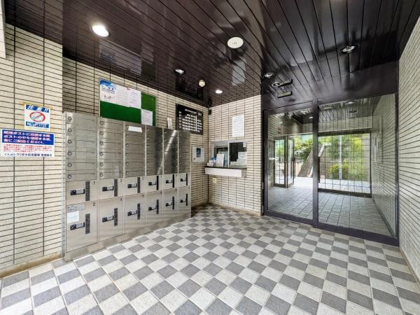 クリオ小机壱番館のエントランス|エントランスにはオートロックがついており、防犯面も安心！
清掃も行き届いています
