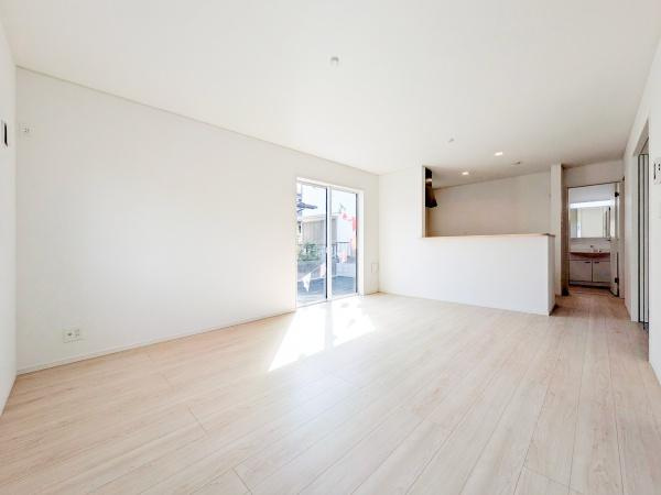 横浜市緑区上山３丁目の新築一戸建の居間・リビング|自慢したくなるリビング！
形も良く家具の配置にも困りません。