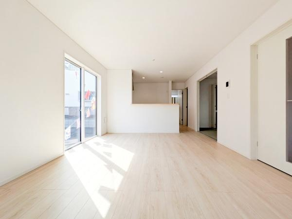 横浜市緑区上山３丁目の新築一戸建の居間・リビング|明るいLDK！！
陽当たり良好です。
