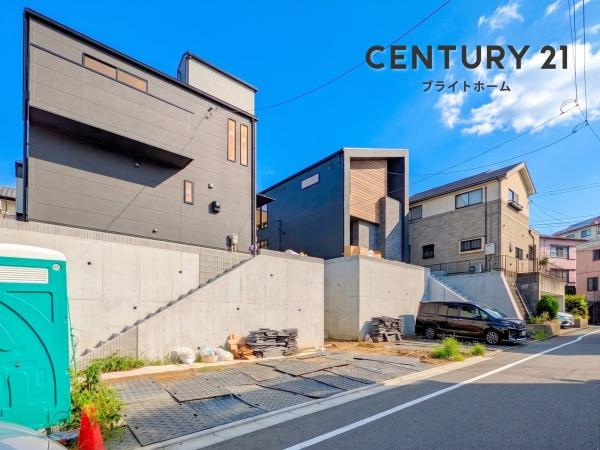 横浜市磯子区洋光台６丁目の新築一戸建の前面道路含む現地写真|前面道路が広いので、安心して駐車可能です！
是非現地へお越しください。