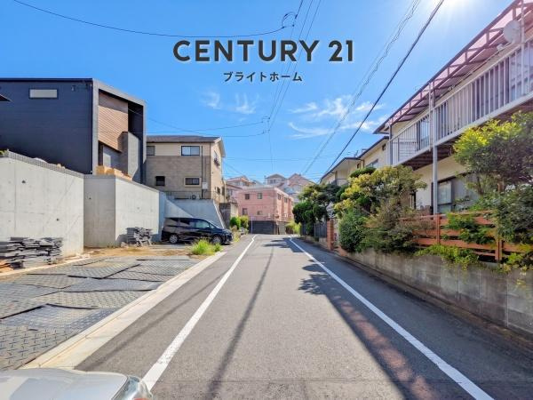 横浜市磯子区洋光台６丁目の新築一戸建の前面道路含む現地写真|前面道路が広いので、安心して駐車可能です！
是非現地へお越しください。