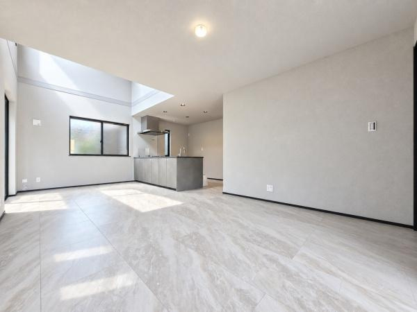 横浜市磯子区洋光台６丁目の新築一戸建の居間・リビング|自慢したくなるリビング！
形も良く家具の配置にも困りません。