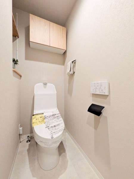 メディウス青葉台のトイレ|清潔感のある内装のすっきりとしたデザインのトイレです。
水周りが綺麗だと安心ですね。
