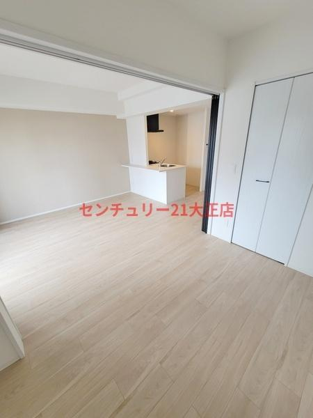 Louis Residence 弁天町の居間・リビング|★アクセントクロスもおしゃれですね★