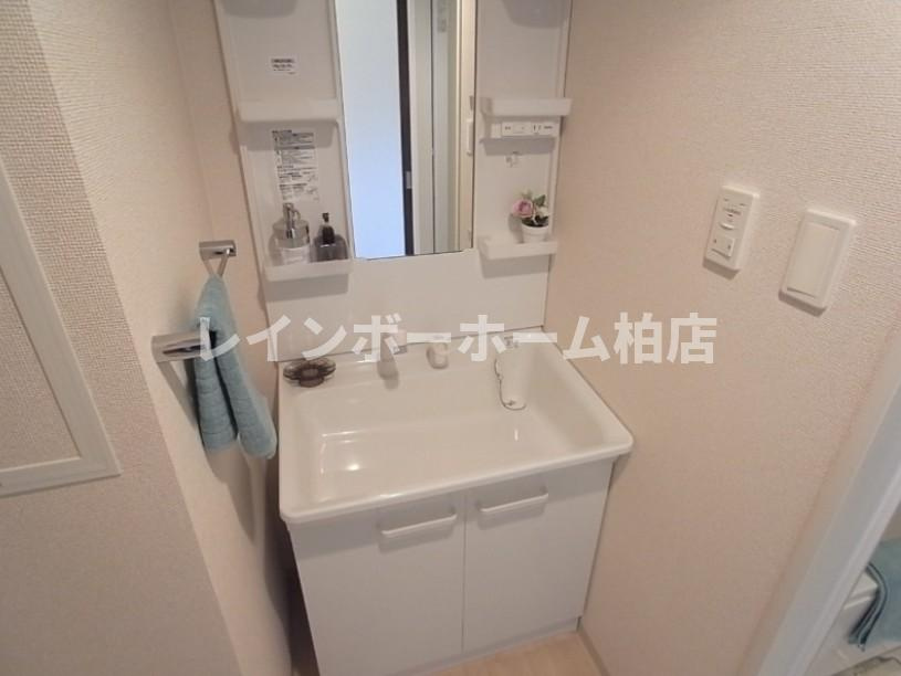 特典：仲介手数料が50％OFFです‼の独立洗面台|独立洗面台、小物を置くことができて便利です