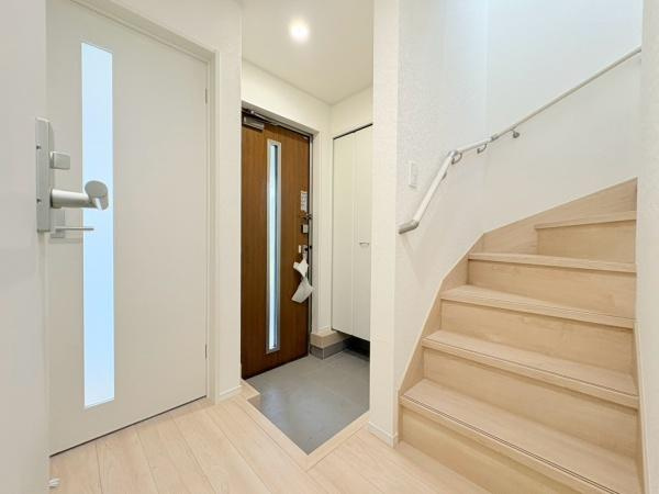 藤沢市城南２丁目の新築一戸建の玄関|玄関は明るい色合いで統一されすっきりとした印象です。シンプルなデザインで出入りしやすい配置となっています。収納スペースも設けられており使い勝手に配慮されています。
