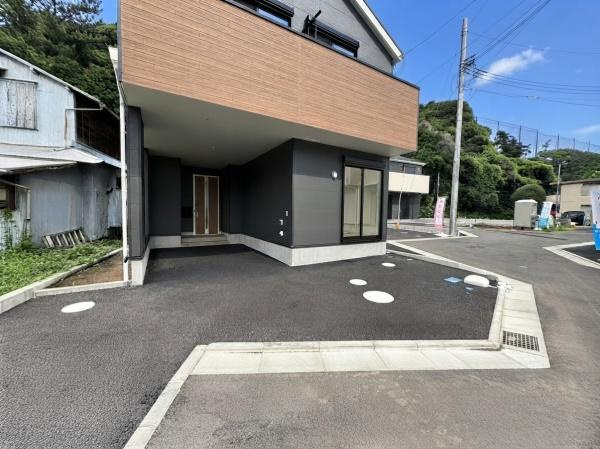 藤沢市城南２丁目の新築一戸建の駐車場|ゆとりのある駐車スペースで車の出し入れがしやすい区画です。建物のデザインとの調和が取れた舗装が特徴です。道路から敷地へのアクセスもスムーズです。雨の日でも安心の屋根付きの一部スペースが便利です。