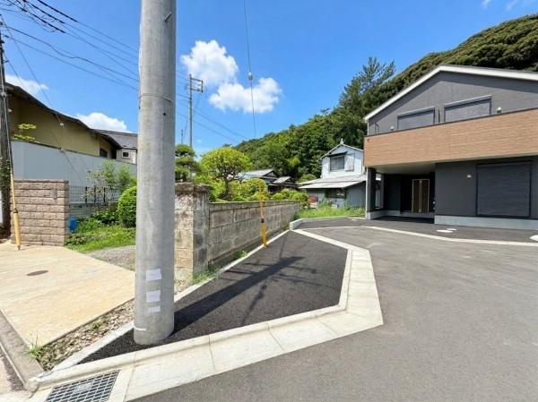 藤沢市城南２丁目の新築一戸建のその他|写真の左手前の飛び地も1号棟の土地となります。車の出入りもしやすい前面道路です。