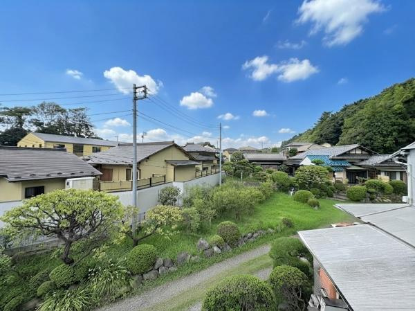 藤沢市城南２丁目の新築一戸建のその他|近隣には緑豊かな景色が広がり周囲には穏やかな住宅街が広がっています。晴天時には青空と緑が調和し開放感があります。視界を遮るものが少なくゆったりとした雰囲気を感じられます。